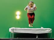 Nicht gerade Freudenhopser: Christine Urspruch alias Doktor Katrine Stockmann baut auf der Matratze Restenergie ab. (Bild: Anja Köhler)