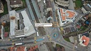 Neben dem Neubau der Suva, am markierten Fussgängerstreifen, entsteht eine provisorische Fussgängerinsel. (Bild: Hardy Buob)