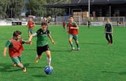 Auf dem Fussballplatz in Sevelen spielten die Oberstufenschüler um den Sieg in ihrer Kategorie. (Bild: PD)
