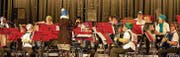 Warm angezogen: Musikantinnen und Musikanten des Handharmonika-Clubs Berg während des Konzerts in der Mehrzweckhalle. (Bild: pd)