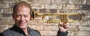 Dani Felber mit seiner neu entwickelten Trompete in seinem Jazzkeller in Ermatingen. (Bild: Reto Martin)