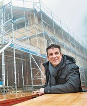 Leiter Martin Hengartner vor dem künftigen Zuhause der Wohngruppe Hof Brunnegg. (Bild: Andrea Stalder)