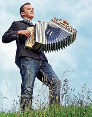 Mit seiner steirischen Harmonika fühlt sich der 19-jährige Christian Vetsch ganz in seinem Element. Darum ist er froh, dass er sie nun wieder uneingeschränkt spielen kann.
