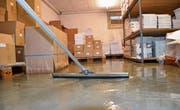 Auch an der Bahnhofstrasse 14 dringt das Wasser vermehrt in den Keller ein. (Bild: Thomas Schwizer)