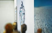 Arbeiten von Willi Hofmann, Isah Eberle und Donald Kaden an der Wand, im Vordergrund unscharf Keramik von Ursula Bollack. (Bild: Mathias Frei)