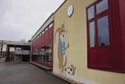 Was mit der Lütisburger Turnhalle geschehen soll, ist offen. Zwei Ortsparteien begegnen dem Sanierungsvorhaben kritisch. (Bild: Simon Dudle)
