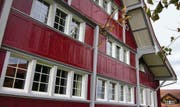 Eines der schönsten Häuser im Dorf: Der «Rote Hecht» ist ein Farbtupfer. (Bild: Peter Eggenberger)