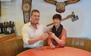 Annelies und Peter Sturzenegger stossen mit einem Gläschen «Appenzeller» auf den Serienstart an. (Bild: ker)