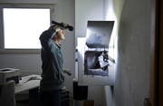 Themenbild: Ein Beamter der Spurensicherung der Kantonspolizei St.Gallen in einem Büro mit aufgebrochenem Safe. Im Haag Center konnten die Einbrecher über das Wochenende den Tresor nicht knacken.. (Bild: Urs Bucher)
