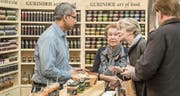 Am «Schlaraffia»-Stand des Rothenhauser Unternehmers Gurinder Chahal probieren zwei Messebesucherinnen die vielen Chutneys und Knabbermischungen. (Bild: Reto Martin)