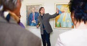 Der Hauswart – Schauspieler Oliver Kühn – erklärt seine Beziehung zu den Porträts der Regierungspräsidenten. (Bild: Benjamin Manser)