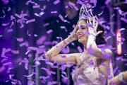 Jastina Doreen Riederer freut sich bei ihrer Kroenung zur neuen Miss Schweiz 2018. (Bild: ENNIO LEANZA (KEYSTONE))