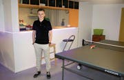 Es ist vollbracht: Muhamed Jakupovic brachte den Jugendtreff Sirnach auf Vordermann. (Bild: Florian Beer)