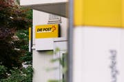 Im Kanton St.Gallen garantiert die Post bis mindestens 2020 den Erhalt von 41 Poststellen. (Bild: CHRISTIAN BEUTLER (KEYSTONE))
