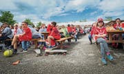 Auch beim ersten Spiel der Schweiz bleiben beim Public Viewing in Horn wegen der unsicheren Witterung einige der 700 Plätze unbesetzt. (Bild: Andrea Stalder)
