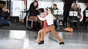 Für einmal hat die Eiskunstläuferin im Sportzentrum eine hölzerne Kollegin neben sich. (Bilder: Lukas Pfiffner)