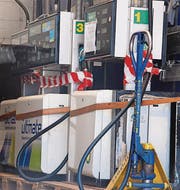 Drei Zapfsäulen warten auf ihren Abtransport per Lastwagen.