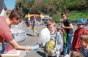 Zuerst eine Zuckerwatte und dann wartet auch schon die Hüpfburg. (Bild: Heini Schwendener)
