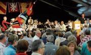 OK-Präsident Erwin Greminger (ganz rechts) singt mit dem Publikum zum Spiel der Brassband Märwil-Erlen das Thurgauerlied. (Bild: Rudolf Steiner)