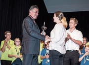 OSEW 2017: Vereinspräsident Kurt Baumann gratuliert Siegerin Fiona Saladin. (Bild: PD)
