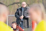 Inspizient Ernst Schläpfer beobachtet die Spielleiter in Gelb. (Bild: Mario Gaccioli)