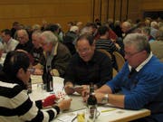 Die Teilnehmer sind konzentriert am Jassen. (Bild: Manuela Olgiati)