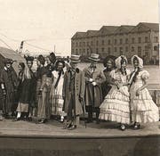 Eine Festgilde um 1924 vor dem Massivlagerhaus.