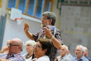 Mitinitiant Matthias Volkart vertritt an der Fischinger Gemeindeversammlung seinen Antrag für ein Jugendkonzept. (Bild: Rudolf Steiner)
