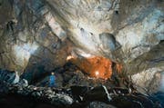 Der grosse Konzertsaal ist der Hauptraum des Konzertsaal-Höhlensystems. Nur die lange Belichtungszeit macht eine Fotografie möglich. Dadurch scheint Thomas Wöllners Karbidlampe wie eine strahlende Sonne. (Bilder: Martina Basista)