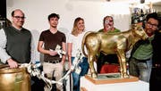 «Young Blood»-Künstlerinnen und Künstlerin mit goldenem Dollar-Kalb: Konstantin Papageorgio, Flávio Hodel, Alex Steiner, Galerist Francesco Bonanno und Daniel Ammann. (Bild: Philipp Bürkler)