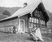 Eine Stickerin in Appenzell Innerrhoden.