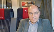 Zwischen zwei Terminen in St. Gallen und Berlin der deutsche Linken-Politiker Gregor Gysi im Gespräch mit unserer Zeitung während der Bahnfahrt zum Flughafen Zürich-Kloten. (Bild: Walter Brehm)