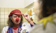 Sitzt alles? In seiner kleinen Garderobe zieht sich Dr. Stanis Laus um, zuletzt setzt er die rote Nase auf. (Bild: Nana do Carmo / TZ)