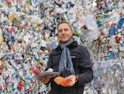 Innorecycling-Geschäftsführer Markus Tonner vor gebrauchten Kunststoffflaschen. (Bild: Hans Suter)