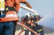 Feuerwehrmänner bei einer Übung. Sie trainieren den sogenannten dreifachen Löschangriff. (Bild: Urs Jaudas)