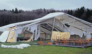 Ein Teil des Festzelts auf dem Motocross-Gelände wurde zerstört. Bis morgen soll der Ersatz fertig sein. (Bild: Markus Zahnd)