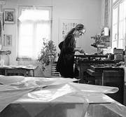 Hier entstehen die Kunstwerke: Die Künstlerin Cornelia Schedler in ihrem Atelier an der Druckmaschine. (Bild: pd)