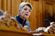 Karin Keller-Sutter (FDP-SG) spricht während einer Debatte im Ständerat. (Bild: PETER KLAUNZER (KEYSTONE))