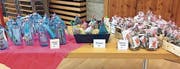 16 Kindergartenkinder haben selbst gebastelte Gegenstände zu Gunsten der Teodora Stiftung und des Vereins Herzensbilder verkauft. (Bild: PD)
