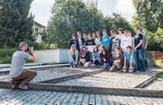 Michael Gfeller von der Schuladministration knipst alle neuen Klassen, hier die «1i» von Klassenlehrer Matthias Bolli. (Bild: Thi My Lien Nguyen)