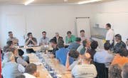 Gegner und Befürworter des Naturparks an einem Tisch: Ernst Giezendanner (kontra), Ruedi Lieberherr (kontra), Adrian Steiner (neutral), Walter Fischbacher (pro), Maja Meyer-Böhm (pro) und Matthias Schelling (pro) (von links). Stehend: Moderator Patrick Hartmann. (Bild: Urs M. Hemm)