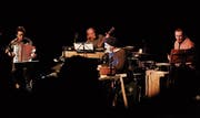 Das Glauser Quintett ist im neuen Programm zu viert auf der Bühne: Martin Schumacher, Daniel R. Schneider, Sprecher Markus Keller und Fredi Flükiger (von links). (Bild: Donato Caspari)