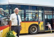 Ruedi Oberholzer vor seiner letzten Fahrt vor dem mit Blumen geschmückten Gefährt. (Bild: Andrea Stalder)