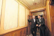Nationalrat Hansjörg Walter staunt, während Emanuel Tanner von der Raiffeisenbank Diessenhofen durch die renovierte Villa führt.