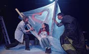 Luftgeist Ariel (Agnes Caduff) kämpft mit Hexenkind Caliban (Roland Lötscher) um die Gunst der Prinzessin Miranda (Sonia Diaz). (Bild: Mario Testa)