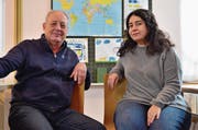 Heimleiter Michael Görtz und seine Stellvertreterin Daniela El Merhi im Unterrichtszimmer des Durchgangsheims, wo vor allem Familien auf Zeit leben. (Bild: Max Eichenberger)