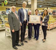 Der Check wird weitergereicht: Bauherr Richard Nägeli, Stadtpräsident Anders Stokholm, Adrian Neuhauser vom SportXX, Migros-Filialleiterin Elsbeth Gerth sowie Esther Hanselmann von der Perspektive Thurgau. (Bilder: Reto Martin)