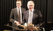 FDP-Präsident David H. Bon bedankt sich bei alt Nationalrat Hermann Hess für sein politisches Engagement. (Bild: Claudia Schumm)