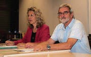 Lesen lernen: Die Kursleiter Renate und Guido Bruggmann. (Bild: Sereina Capatt)