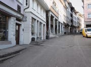 Blick auf die Wiler Marktgasse: An den Fenstern des zweiten Hauses von links, der Marktgasse 12, prangt schon das Logo der Café Bar La Moka. (Bild: Chris Gilb)